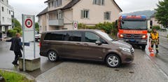 Der Leichenwagen bei der Wegfahrt. (Bild: Ruedi Hirtl)