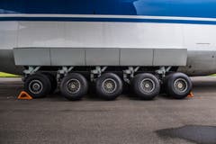 Die Antonov kann wegen ihres robusten Fahrwerks auch auf unvorbereiteten Pisten operieren. | Bild: Boris Bürgisser (Emmen, 15. Mai 2018)