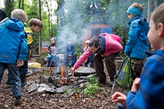 Projektwoche der Schule Alpnach: Herstellen von Waldmedizin auf dem Feuer.