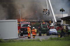 Im Einsatz stand auch eine Drehleiter. (Bild: Florian Arnold)
