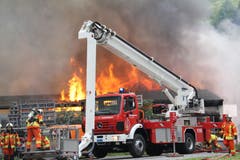 Im Einsatz standen Angehörige dreier Feuerwehren. (Bild: Paul Gwerder)