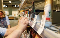 Tschüss, Papieretiketten – die analoge Ära geht im Coop zu Ende.