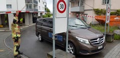 Der Leichenwagen bei der Wegfahrt. (Bild: Ruedi Hirtl)
