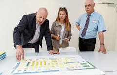 Rolf Gurtner (links) und Rolf Egli erläutern der Autorin die Ladenpläne.