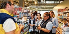 Fachmann Thomas Grätzer bei der Mitarbeiterschulung. Der Umgang mit den E-Papers braucht Übung. (Bilder: Rudolf Hirtl)