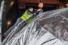Die Verkleidung besteht aus vier Teilen, zusammengesetzt ist sie 20,7 Meter lang. | Bild: Boris Bürgisser (Emmen, 15. Mai 2018)