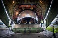 Das silbern verpackte Raketenteil der Ruag wird in die Antonov An-124 verladen. | Bild: Boris Bürgisser (Emmen, 15. Mai 2018)
