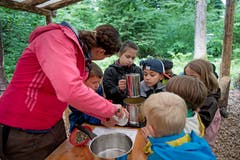 Projektwoche der Schule Alpnach: Herstellen von Waldmedizin auf dem Feuer. (Bilder Corinne Glanzmann, Alpnach, 15. Mai 2018).