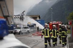 Relativ spät erhielten die Einsatzkräfte Kenntnis vom Brand. (Bild: Florian Arnold)