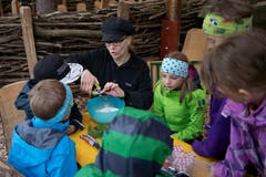 Projektwoche der Schule Alpnach: Herstellen von Waldmedizin auf dem Feuer.