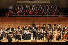 Orchestra Filarmonica Italiana und Chor des Theaters Biel Solothurn.