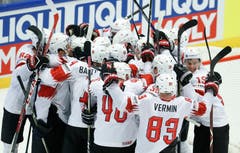 Die Schweizer Spieler jubeln nach Spielschluss. | Bild: Petr David Josek / AP (Herning, 17. Mai 2018)