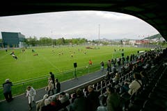 Blick von der Haupttribüne des Espenmoos, die bestehen blieb, auf den grünen Rasen. (Reto Martin)
