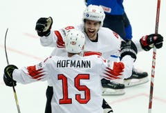 Gregory Hofmann (vorne) und Simon Moser jubeln nach dem 3:1 für die Schweiz. | Bild: Petr David Josek / AP (Herning, 17. Mai 2018)
