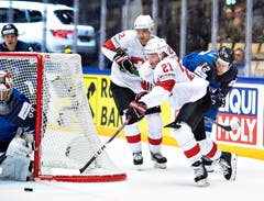 Kevin Fiala versucht sich zu lösen | Bild: Henning Bagger / EPA (Herning, 17. Mai 2018)