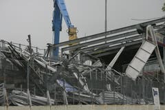 Bagger rissen die Tribünen im Espenmoos ein. (Ralph Ribi)