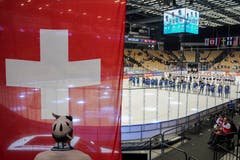 Die Nationalhymne erklingt im Stadion Jyske Bank Boxen. | Bild: Andy Müller / Freshfocus (Herning, 17. Mai 2018)