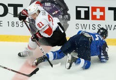 Kevin Fiala (links) weicht Pekka Jormakka aus. | Bild: Henning Bagger / EPA (Herning, 17. Mai 2018)