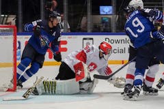 Leonardo Genoni (Mitte) hält die Scheibe vor dem heranstürmenden Finnen Sebastian Aho. | Bild: Andy Müller / Freshfocus (Herning, 17. Mai 2018)