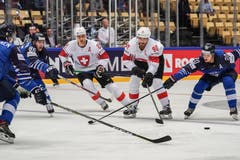 Die Schweizer Nino Niederreiter und Roman Josi (zweiter von rechts) gegen die Finnen Teuvo Teravainen (links) und Sebastian Aho (rechts). | Bild: Andy Müller / Freshfocus (Herning, 17. Mai 2018)