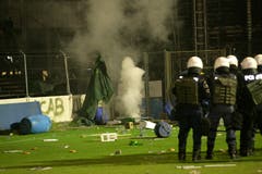 Die Wut der Anhänger über den Abstieg und die massive Polizeipräsenz entlud sich nach Spielschluss in Ausschreitungen. (Ralph Ribi)