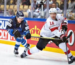Raphael Diaz (rechts) vor Mikko Rantanen an der Scheibe. | Bild: Henning Bagger / EPA (Herning, 17. Mai 2018)