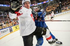 Raphael Diaz (vorne) wird von Eeli Tolvanen in die Bande geknallt. | Bild: Andy Müller / Freshfocus (Herning, 17. Mai 2018)