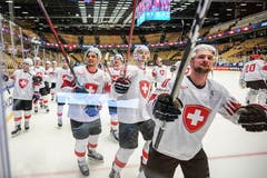 Die Schweizer Spieler lassen sich von den mitgereisten Fans feiern. | Bild: Andy Müller / Freshfocus (Herning, 17. Mai 2018)
