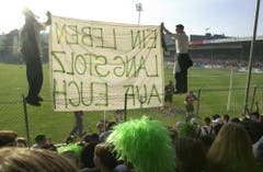 "Ein Leben lang stolz auf Euch": Die St.Galler Fans feiern im Frühjahr 2000 ihre Meisterhelden. (Hannes Thalmann)