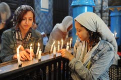 Jüdisches Pilgerfest zur Ghriba-Synagoge auf der Insel Djerba - rechts vorne die Muslima Emna Ben Khelifa.(Fotografin: Katharina Eglau)