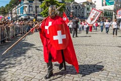 Für die Parade der 200-Jahr-Feier der Stadt Nova Friburgo trägt dieser Zeitgenosse ein Kostüm, mit dem er die Liebe zu seinem Herkunftsland zeigt. Wobei nicht sicher ist, dass er viel über das Land im fernen Europa weiss. Die meisten Bewohner haben ihre Schweizer Kultur verloren. Vielleicht besinnen sich aber am 17. Juni einige ihrer Wurzeln, wenn an der Fussball-WM die Schweiz Brasilien niederkämpft - oder auch nicht.