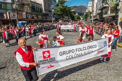 Aus dieser Perspektive ist zu erkennen, wie viele Personen der 200-Jahr-Feier der Stadt im Osten Brasiliens beiwohnen. Würde man das von Schweizern gegründete Nova Friburgo als Schweizer Stadt bezeichnen, wäre sie mir rund 185'000 Einwohnern die drittgrösste.