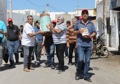 Jüdisches Pilgerfest zur Ghriba-Synagoge auf der Insel Djerba - Eine Pilgergruppe aus leiht sich im jüdischen Viertel Hara Kibira eine Thora-Rolle und Bücher aus fürs Sabbat-Gebet im Hotel.(Fotografin: Katharina Eglau)