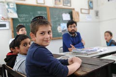 Jüdisches Pilgerfest zur Ghriba-Synagoge auf der Insel Djerba - Jungen in einer hebräischen Yeshiva im jüdischen Viertel Hara Kibira der Inselhauptstadt Houmt Souk.(Fotografin: Katharina Eglau)
