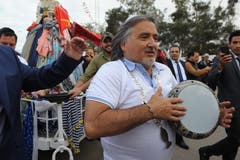 Jüdisches Pilgerfest zur Ghriba-Synagoge auf der Insel Djerba - Die fröhliche Prozession angeführt von der Menora auf einem dreirädrigen Gefährt, dicht behängt mit Schals.(Fotografin: Katharina Eglau)