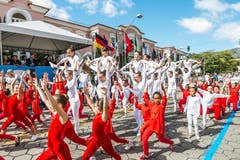 Die farbenfrohen Brasilianer haben sich vermutlich allein für den Jubiläums-Anlass in den Landesfarben der Schweiz gekleidet.