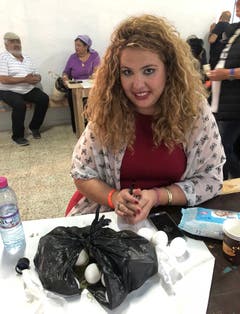 Jüdisches Pilgerfest zur Ghriba-Synagoge auf der Insel Djerba - die israelische Studentin Michal Hodaya Hakmoh schreibt Fürbitten auf die Eier.(Fotografin: Katharina Eglau)