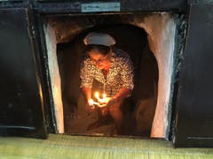 Jüdisches Pilgerfest zur Ghriba-Synagoge auf der Insel Djerba - Aufstieg aus der Schachtöffnung der Krypta.(Fotografin: Katharina Eglau)