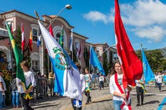 Weil auch das Fahnenschwingen eher in der Schweiz Tradition hat, tragen die jungen Festteilnehmer die Fahnen aufrecht und ohne Kapriolen.