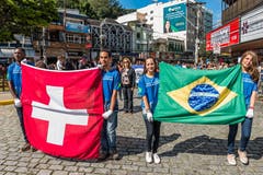 Die vier jungen Frauen und Männer präsentieren die Fahnen der beiden Länder Schweiz und Brasilien relativ emotionslos. Interessant wäre, ihre Gesichter während des WM-Spiels der beiden Nationen gegeneinander zu sehen. Das Thema Fussball dürfen wir an dieser Stelle zum zweiten Mal aufgreifen, denn wir sind ja schliesslich im fussballverrückten Brasilien. Bilder: Carlos Mafort/EPA (Nova Friburgo, 16. Mai 2018)