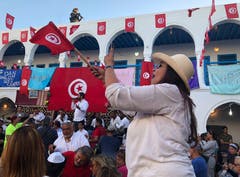 Jüdisches Pilgerfest zur Ghriba-Synagoge auf der Insel Djerba - Tanz und Feiern im Pilgerhof gegenüber der Synagoge. Auf dem Dach ein Scharfschütze.(Fotografin: Katharina Eglau)