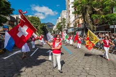 «Trittst im Morgenrot daher, seh' ich dich im Fahnenmeer.» Man darf annehmen, dass der Schweizerpsalm in den drei Tagen das eine oder andere Mal gespielt wurde. Ob die Leute in Brasilien den korrekten Text kennen, ist uns nicht bekannt. «Fahnenmeer» ist natürlich falsch, aber es passt zum Bild, auf dem die Nationalflagge der Schweiz und die Fahnen der Kantone zu sehen sind.