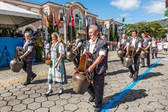 Trychlergruppen treten in der Schweiz bei Schwingfesten, Sennenchilbi oder Bundesfeiern in Erscheinung. In Brasilien dürfte nach der Jubiläumsfeier zum 200-jährigen Bestehen der Stadt Nova Friburgo wieder für lange Zeit Ruhe herrschen.