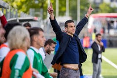 SC Kriens Trainer Bruno Berner bejubelt den Aufstieg in die Challenge League. Bild: Philipp Schmidli (La Chaux-de-Fonds, 19. Mai 2018)