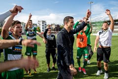 Die Krienser tanzen und feiern im Stade de la Charriere. Bild: Philipp Schmidli (La Chaux-de-Fonds, 19. Mai 2018)