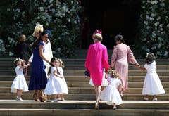 Die Herzogin Kate und Jessica Mulroney (im blauen Kleid) führen die Blumenmädchen in die Kirche. (Jane Barlow/pool photo via AP)