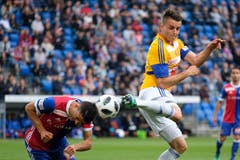 Luzern Yannick Schmid (rechts) gegen Basel Mohamed Elyounoussi. | Bild: Martin Meienberger / Freshfocus (Basel, 19. Mai 2018)