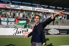 SC Kriens-Trainer Bruno Berner bejubelt den Aufstieg. Bild: Philipp Schmidli (La Chaux-de-Fonds, 19. Mai 2018)