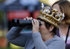 Wer einen guten Blick erhaschen wollte, brachte den Feldstecher mit. (AP Photo/Kirsty Wigglesworth)