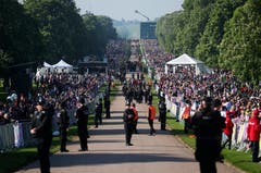 Die Fans wartetenn entlang der Strasse zum Schloss Windsor auf das Brautpaar und die Hochzeitgesellschaft.